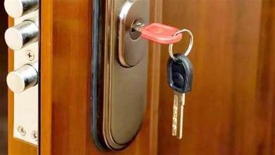 為什麼睡覺前要在門上豎著插一把鑰匙，好多人還不知道，真是安全還實用